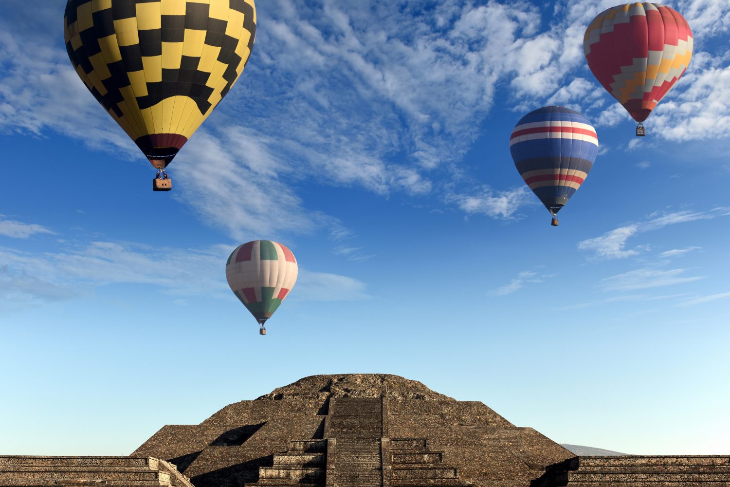 Heißluftballons über Teotihuacan