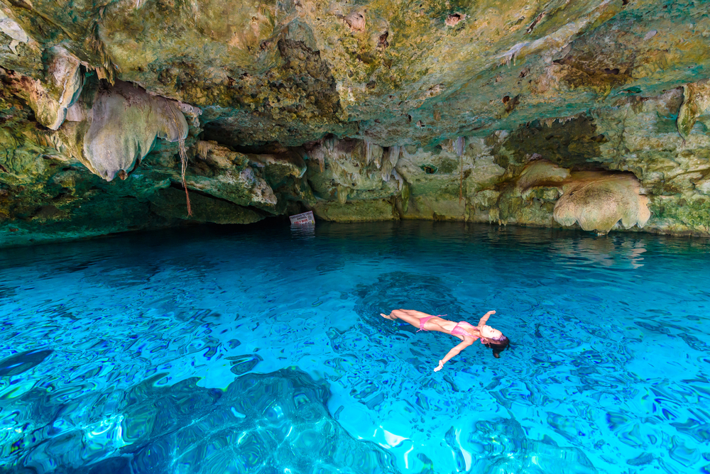 Schwimmende Frau in Cenote